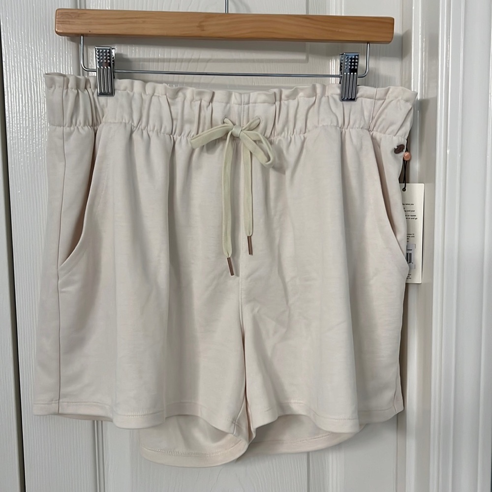 Calia-Carrie Underwood medium rise short